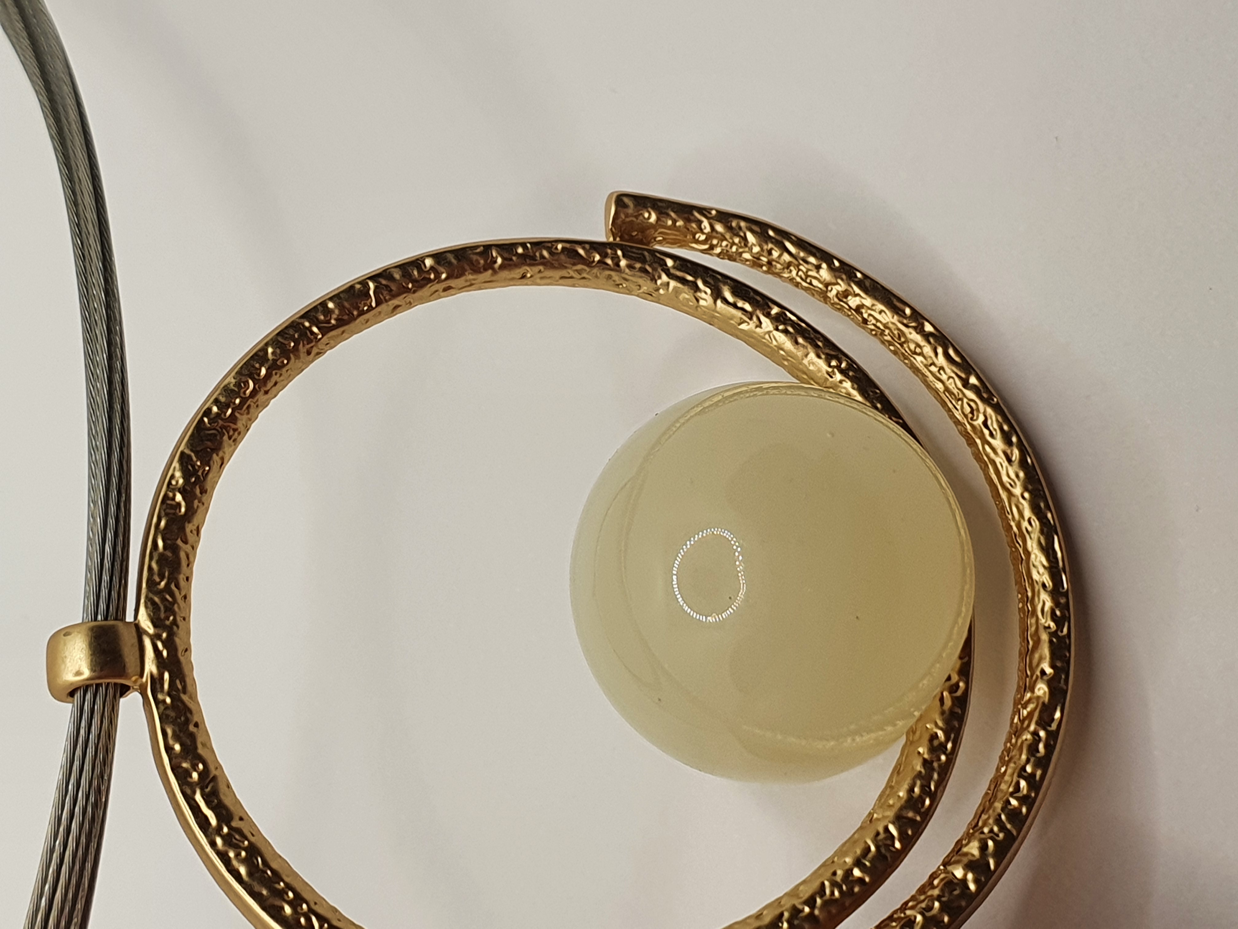 Kette goldener Kreis mit Glaskugel